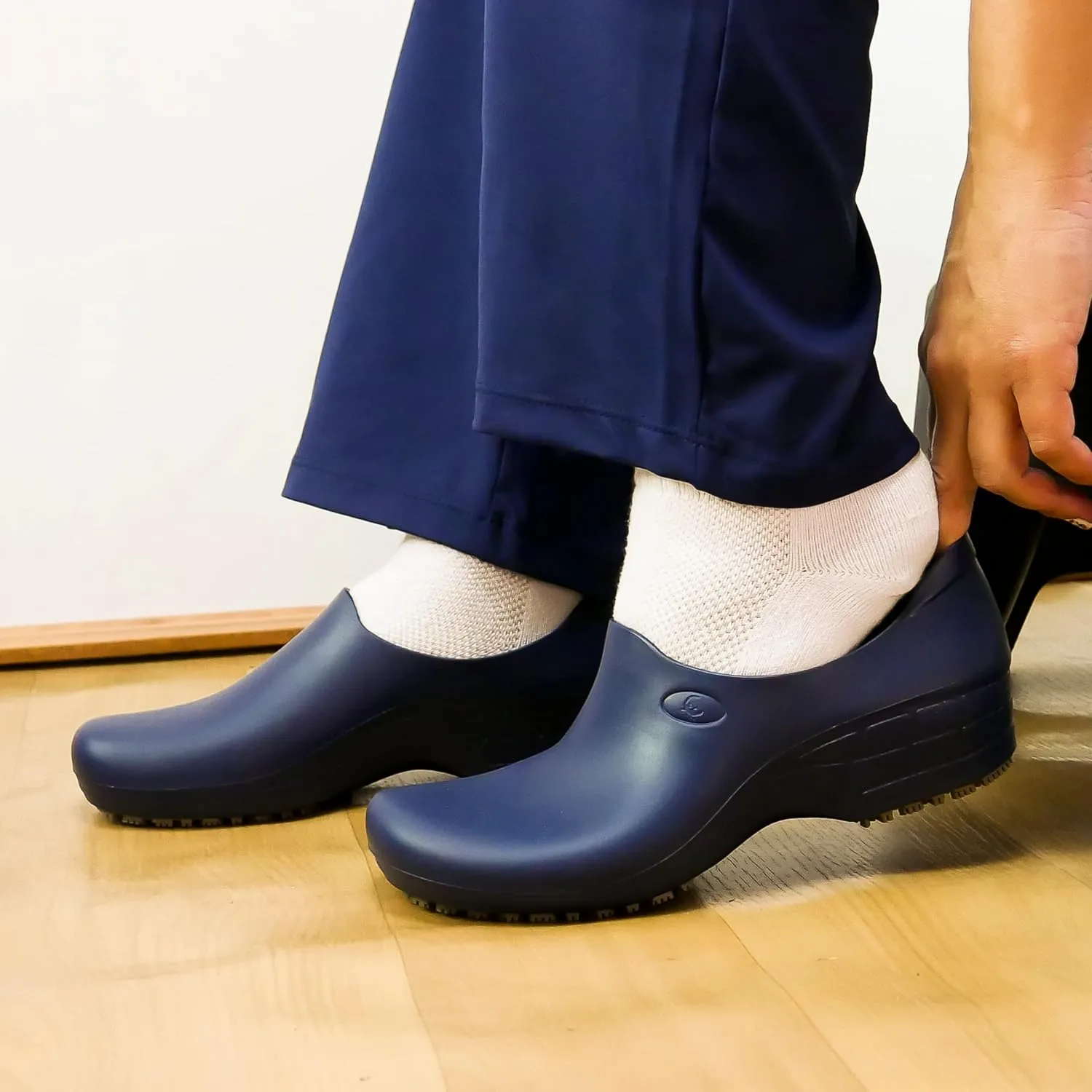 Sticky Nursing Shoes Women - Chefs - Kitchen - Nurses - Clogs for Work - Waterproof Non Slip