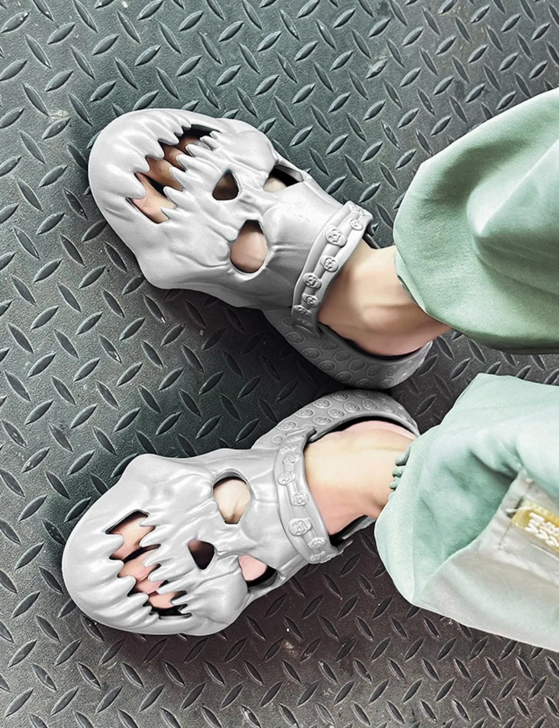 Unisex Comfortable Lightweight Clogs Skull Slippers Goth Sandals for Men and Women Slip-on Yard Garden Shoes Skull Slides Mules Summer Beach Sandals